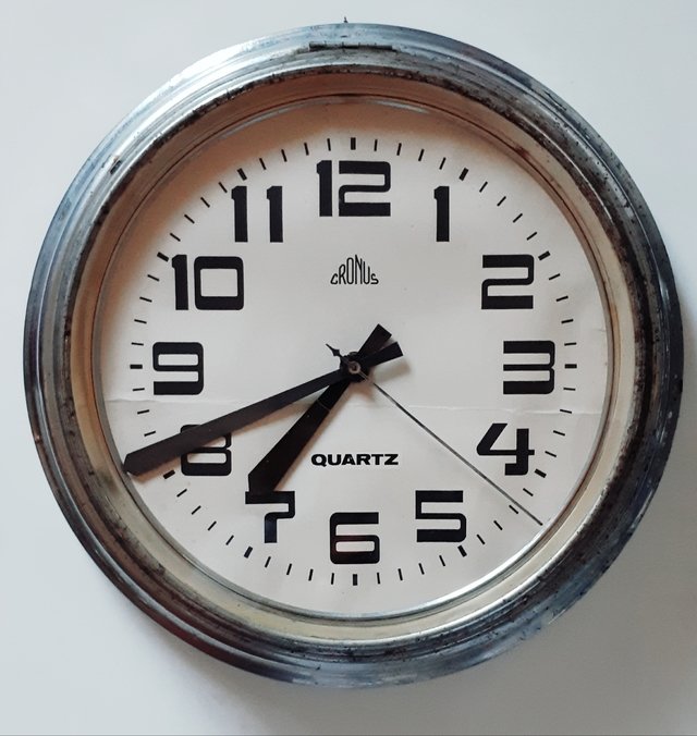 RELOJ DE PARED ALUMINIO GRANDE – Atico rental